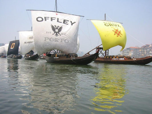 Die Rabelos der einzelnen Portweinkellereien. Rabelo ist der Name eines Bootstyps, der in Portugal zum Transport von Weinfässern verwendet wurde. 