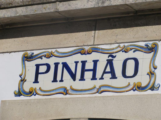 Pinhao das Städchen auf einer Douro Fluss-Kreuzfahrt besuchen... und Weintastings erleben...