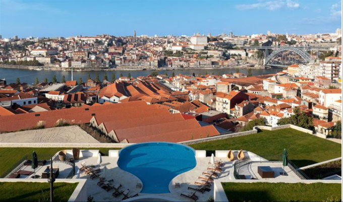 Blick vom ***** 5-Sterne Hotel Yeatmann, Vila Nova de Gaia auf Porto...