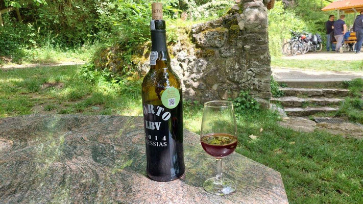 SINGER 40 Jahre Reisen & Versicherungen. Portwein Shop & Meer. Jetzt leckere Portweinsorten verkosten...