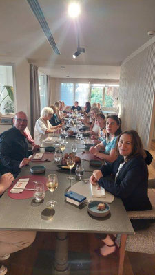 Weintasting mit Freunden - tolle Stimmung und viel Freude beim verkosten...
