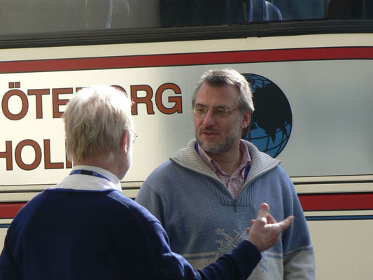 Helmut Singer mit Busfahrer Heinz -Besprechung und Koordinationen von Bussen bei einer Event Veranstaltung...