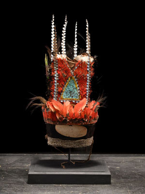 Coiffe de Papouasie-Nouvelle-Guinée : conservation, soclage et vitrine sur mesure - Papua New Guinea hat: conservation and tailormade showcase