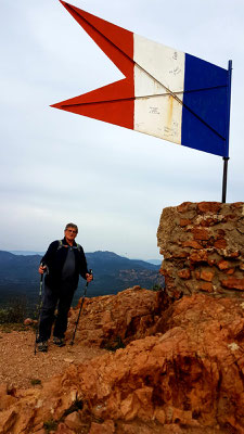 Aussommet du Rastel d'Agay se trouve le drapeau....