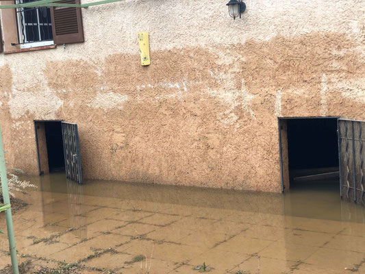 Trace de la hauteur de l'eau sur la maison d'un ami dont on a néttoyé le premier niveau...