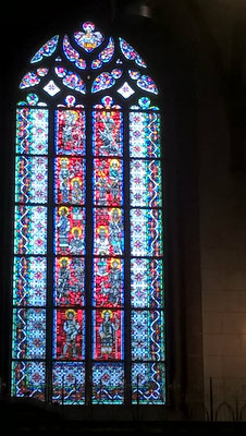 Motivfenster im Wormser Dom. Jedes Fenster erzählt eine Geschichte aus der Bibel.