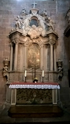 Altar im Seitenschiff des Wormser Doms.
