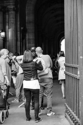 Fouilles systématiques avant de pénétrer sur l'esplanade de la pyramide du Louvre 