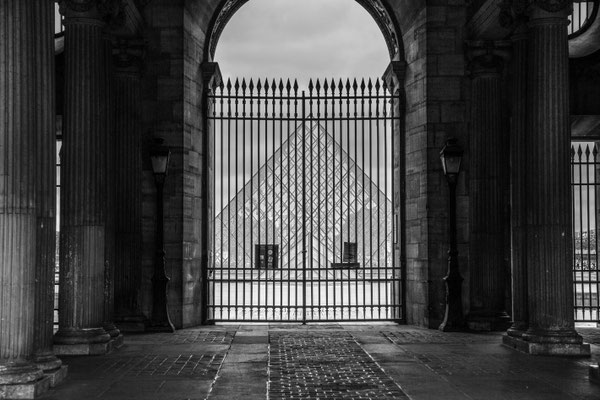 Comme beaucoup de monuments parisiens, la pyramide du Louvre est délaissée par les touristes