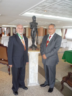 Donación de la escultura "Bolívar Militar" por parte de E.R.M a la Academia Colombiana de Historia Policial