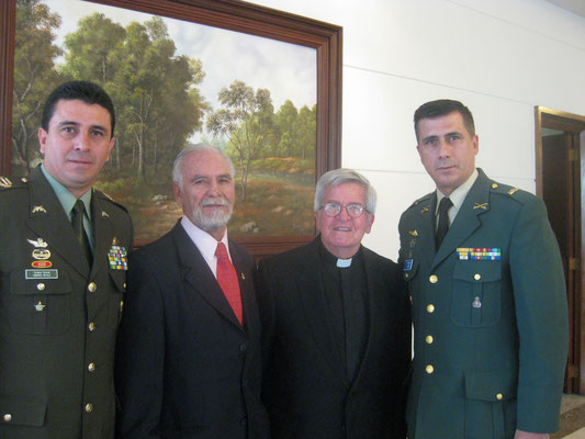 De izq a der TC. Andrés Reyes Ortegón (curso de oficiales No. 63), E.R.M, padre José Diego Jaramillo Cuartas y el Mayor Javier Reyes Ortegón