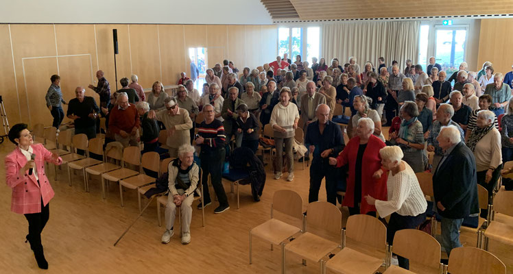Die Seniorinnen und Senioren sind begeistert und tanzen