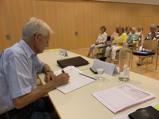 Hansueli Grimm schreibt das Protokoll