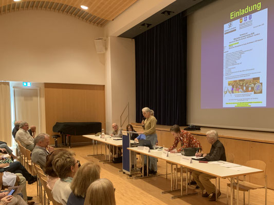 Gemeinderäting Susanna Schubiger-Münger begrüsst die Seniorinnen und Senioren