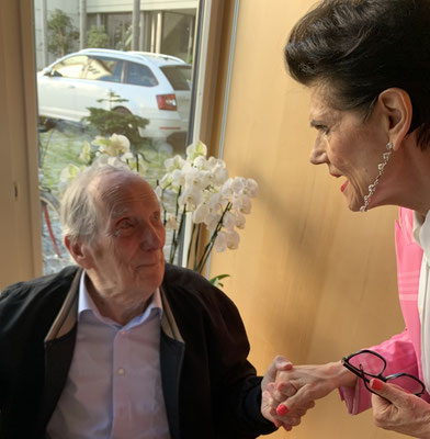 Maja begrüsst den Ehrenpräsident 