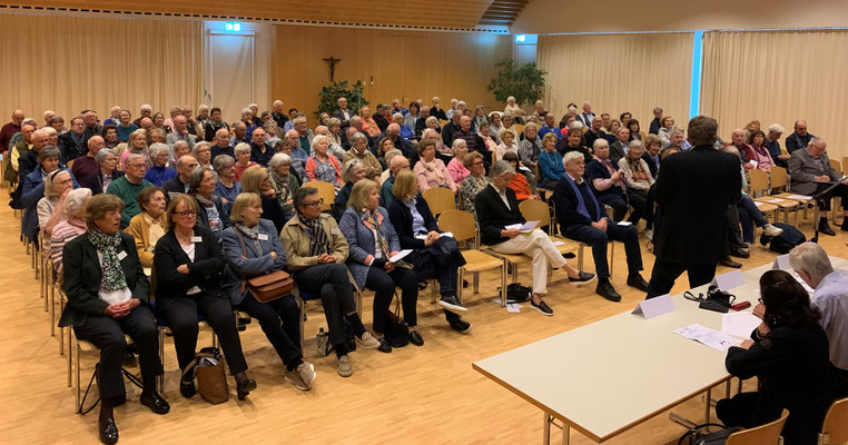 Philippe Zehnder, Gemeindepräsident von Erlenbach, richtet eine Grussbotschaft aus