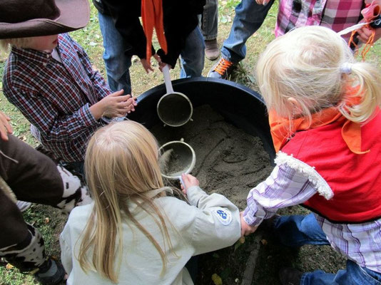 Goldwaschen beim Wild-West-Tag der Wölflinge