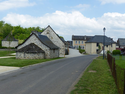 four, salle polyvalente, mairie et école