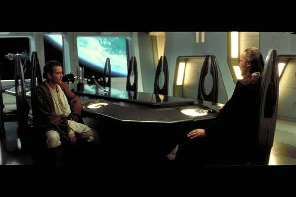 Mace sagt zu Jar Jar, dass er sich nicht auf seine Ängste fokussieren soll, genau wie zu Beginn von Episode I zu Obi-Wan Kenobi.