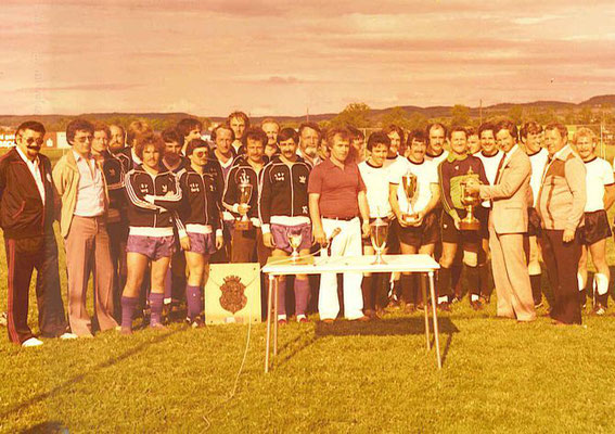 Siegerehrung Schussenpokal in Berg 1980 / Landrat Blaser übergibt den Pokal an den SV Oberzell, der TSV Berg wurde Zweiter- in der Mitte Turnierleiter Roland Roos am Mikrofon