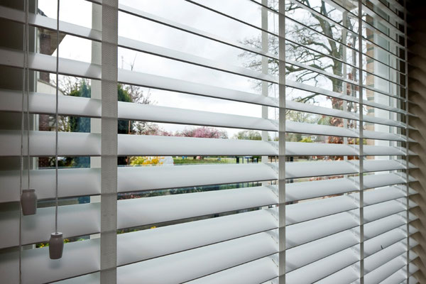 detail witte houten lamellen met stofband luxaflex 