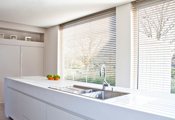 houten lamellen van diaz in de keuken  luxaflex 