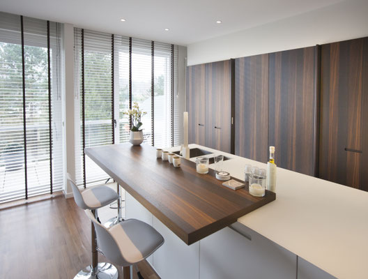 houten lamellen in de keuken met zwarte stofband diaz 
