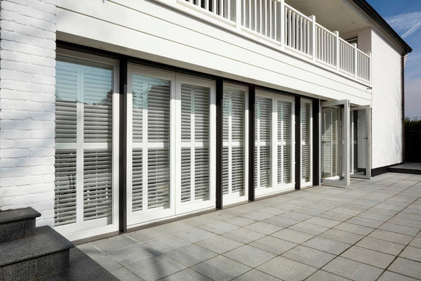 hoge shutter op terras