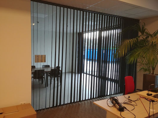 verticale lamellen in screenstof brandvertragend bedrijf