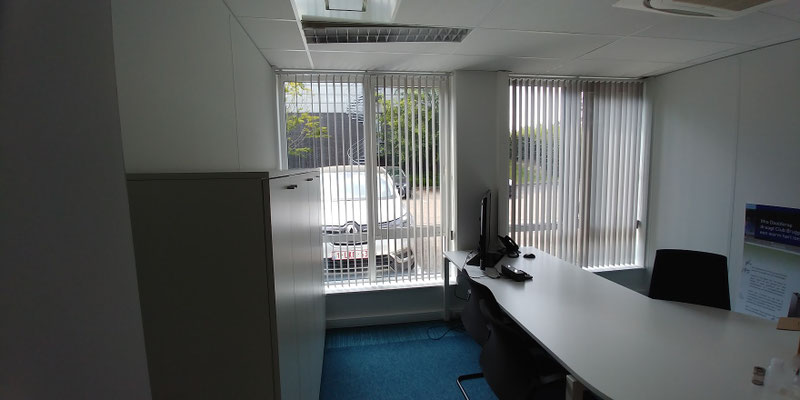 verticale lamellen screen brandvertragend b2b kantoren