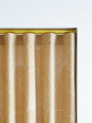 wave gordijn met moteif en mat gouden rail 