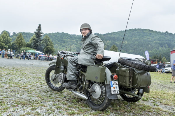 zwar nicht stilecht aber interessant: russisches Dneprgespann mit "Ami" als Fahrer