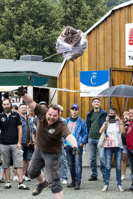Weltmeisterschaft im Motorenweitwurf ist eröffnet