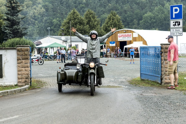 Matthias Genz freut sich über seinen Weltmeistertitel im Motorenweitwurf