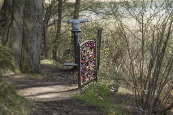 Liebesschlösser am Rundwanderweg auf der Herzinsel