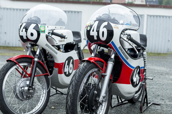 zwei Yamaha Oldtimer