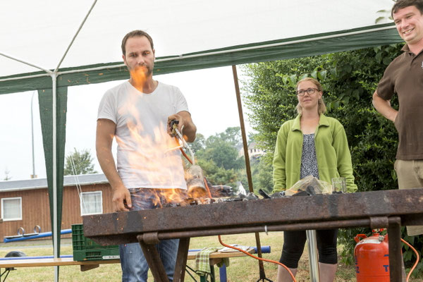 der Grill wird angeheizt
