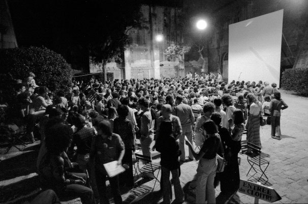 Projection publique de photographies dazns lz cour de l'archevêché à Arles