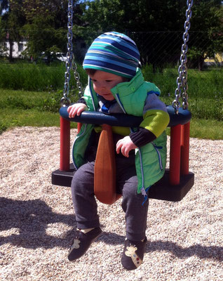 Nico in der Kinderschaukel