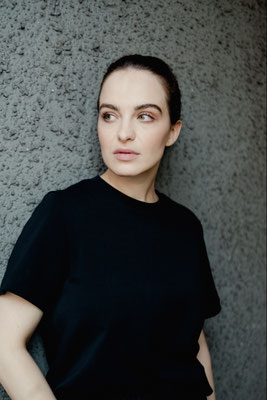 Leslie-Vanessa Lill actress headshot represented by Walcher Management