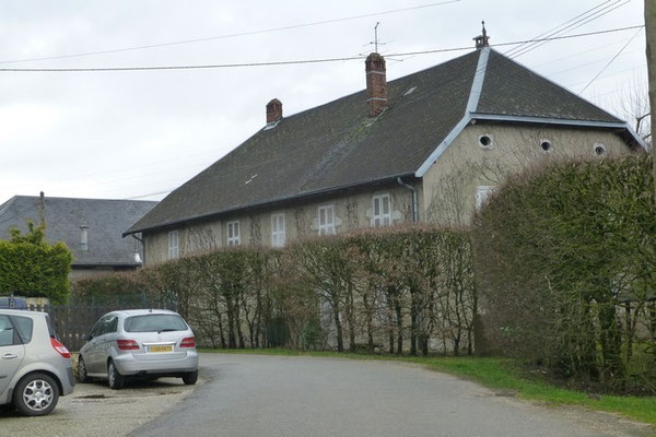 L'imposante maison des Plagnes (La Biolle) où vivait la soeur du colonel Sophie Michaud et sa famille (Photo Jl Sartre 2015).