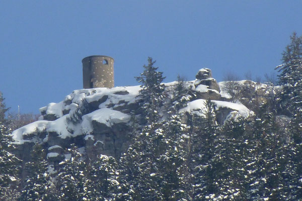 La tour Bastian sur le Salève, construite vers 1838 par le père du "papa Bastian" au milieu de ses propriétés du petit-Pomier et de la Thuile. (Photo Jl Sartre 2015.)