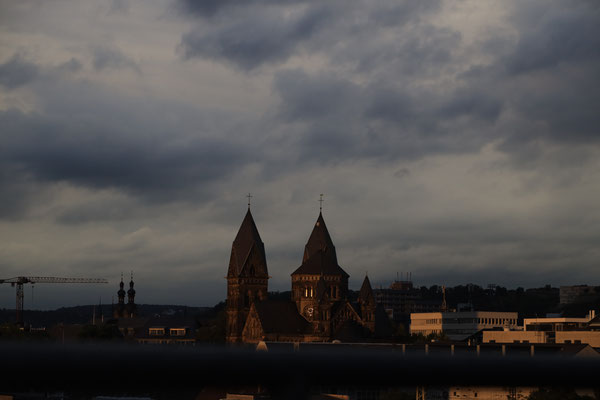 Abends ein Blick auf die Herz-Jesu-Kirche - vom fünften Stock des Top Hotel Krämer