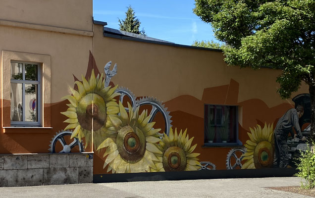 Und wir finden am Haus einer Autowerkstatt einen großartigen Wandschmuck.