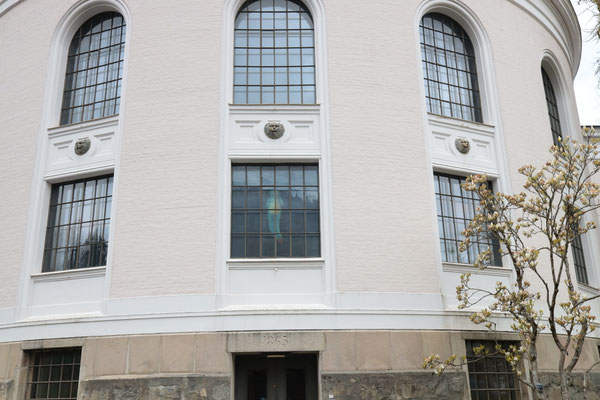 Universitätsgebäude mit Botanischem Garten