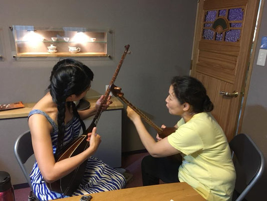 カザフスタンの伝統的弦楽器、ドンブラの音色 - oasisworldmusic ページ！