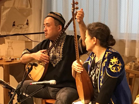 カザフスタンの伝統的弦楽器、ドンブラの音色 - oasisworldmusic ページ！