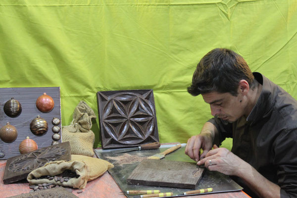 Romain Chambon sculpte des plaques de chocolat