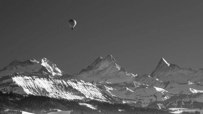 Berner Alpen mit Ballon.