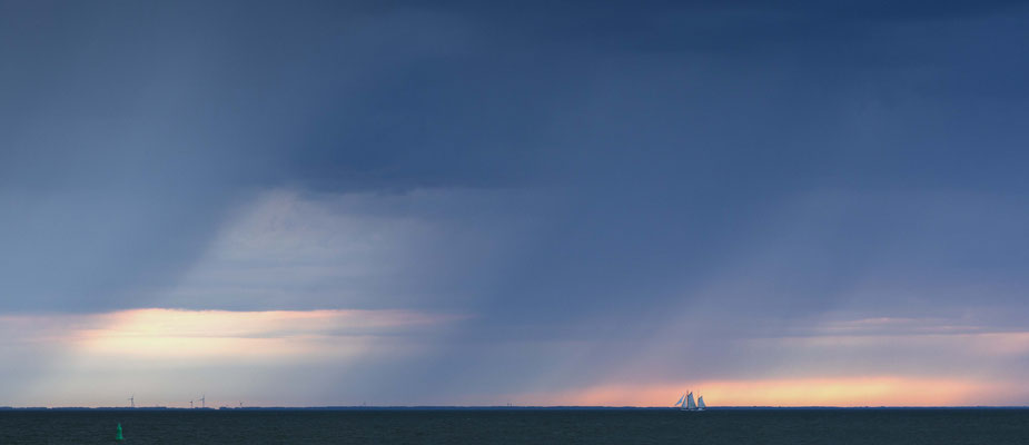 Segelschiff vor Regenfront, Ijsselmeer.